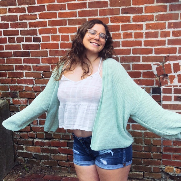 Meet your Posher, Lauren🤍🌿 - Picture 4 of 4